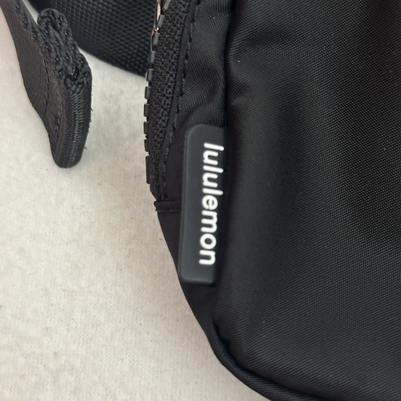 Lululemon Everywhere Belt Bag Crossbody Strap Extended 1L Black - Picture 3 of 11